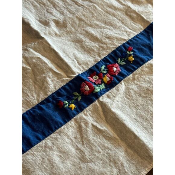 Vintage Hand Embroidered Table Topper Floral 30" x 30" - Picture 4 of 10